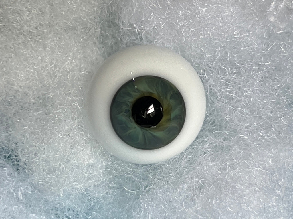 MA04 German blown glass eyes green